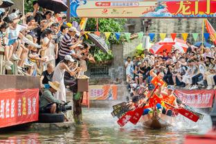 加纳乔开场不到2分钟单刀破门！但因越位在先进球无效